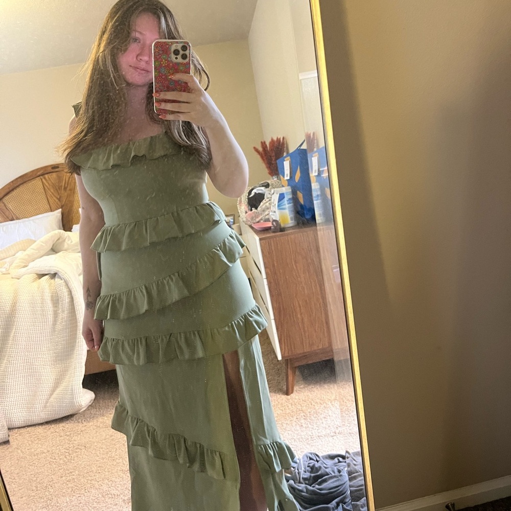 Show me your MUMU Greta dress in Moss Green Stretch Size Medium.